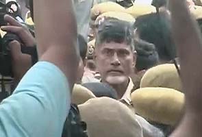 Telangana tangle: cops evict Chandrababu Naidu from fast site in Delhi