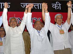 Nitish Kumar shares stage with Mulayam Singh Yadav, Left at anti-communalism meet