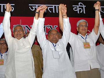 Nitish Kumar shares stage with Mulayam Singh Yadav, Left at anti-communalism meet