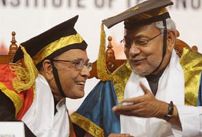 End the custom of wearing gowns at convocations, Nitish Kumar urges President Pranab Mukherjee