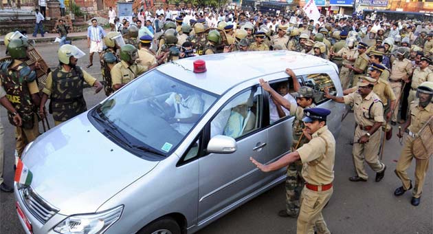 Kerala Chief Minister hurt as protesters throw stones at his car