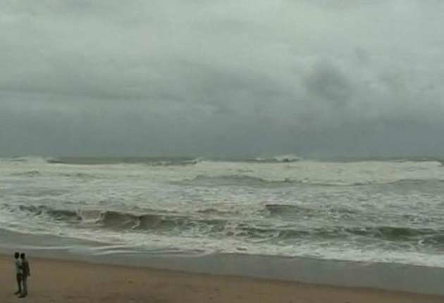 Cyclone Phailin closes in on Odisha, Andhra Pradesh coasts; forces mass exodus