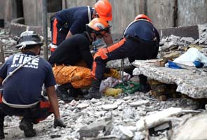 Philippines quake: Rescuers search for survivors as death toll reaches 142