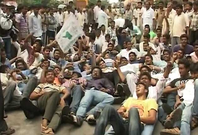 Won't quit over Telangana, decide Congress leaders in Andhra Pradesh 