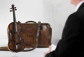 Titanic violin set to fetch record price