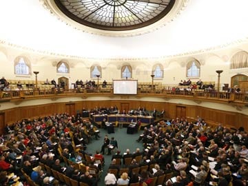 Church of England paves way for women bishops in 2014