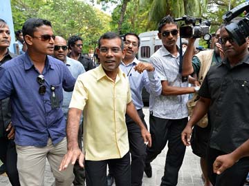 Mohamed Nasheed tops Maldives poll but faces run-off