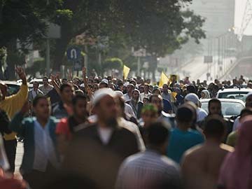 Despite ruling, Egypt holds off on ending curfew