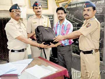 Mumbai: GRP recovers lost bag with Rs 90,000 in 30 minutes