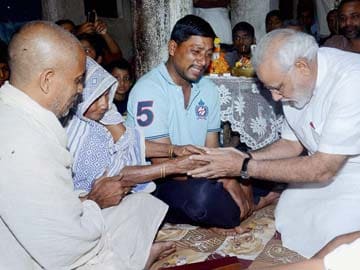 Narendra Modi visits families of Patna blasts victims; a political gimmick, says Nitish Kumar's party
