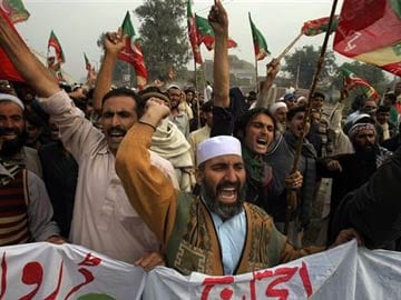 Pakistani drone protesters block NATO supply route