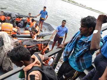 Australia gifts Sri Lanka boats to tackle asylum-seekers 