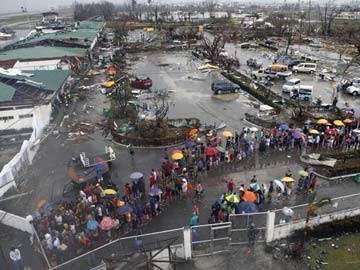 Survivors 'walk like zombies' after Philippine typhoon kills estimated 10,000