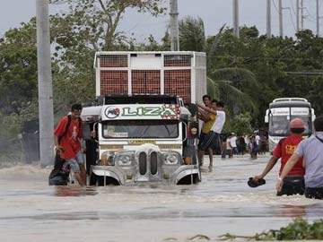 Thousands flee in Philippines as typhoon nears