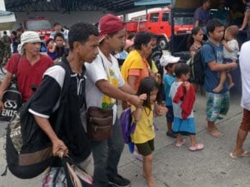 Deadly crush as Filipinos try to flee typhoon nightmare