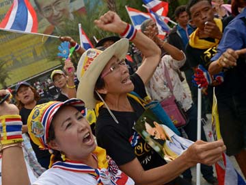 Bangkok tense as political rivals rally