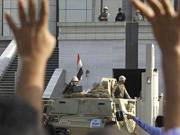 Mohamed Morsi goes on trial in tense Egypt