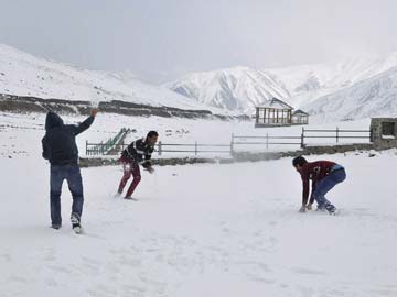 Srinagar: Fresh snowfall in higher reaches of Gulmarg