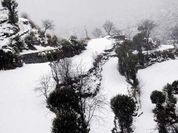 High reaches of Himachal Pradesh covered in snow, Rohtang Pass closed