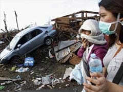 US carrier starts Philippine storm relief as people start burying the dead
