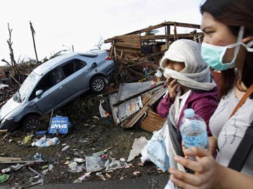 US carrier starts Philippine storm relief as people start burying the dead