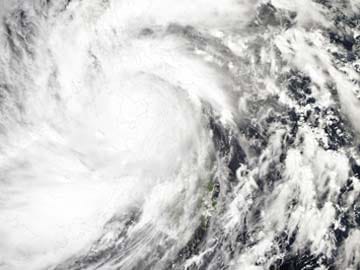 Mass evacuation as Super Typhoon Haiyan closes in on Vietnam