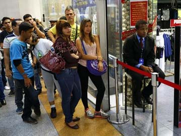 Crack a joke and stay cool: surviving Venezuela's queues