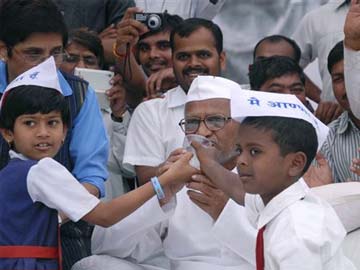 Historic Lokpal Bill passed in Lok Sabha, Anna Hazare ends fast