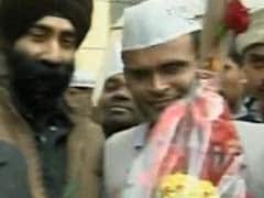 At Arvind Kejriwal's Kaushambi home, a jhaadu bouquet and blessings 