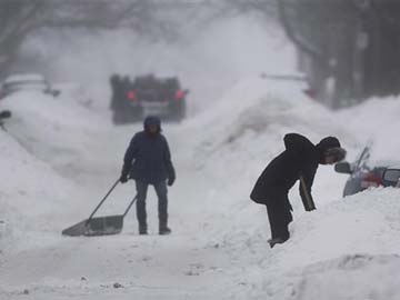 Start of winter brings snow, ice in US; power outages in Canada 