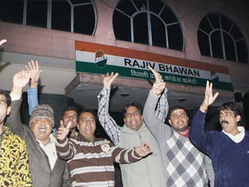 Delhi: Congress workers protest over support to AAP