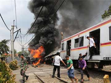Commuter train crashes in Jakarta, 7 dead