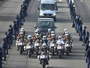 Public guard of honour for Nelson Mandela's cortege