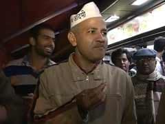 Delhi: AAP minister Manish Sisodia visits homeless shelters, stops for paranthas