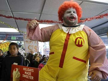 McDonald's worker hands cash bag to couple instead of order