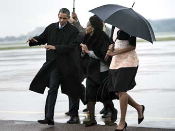 Delayed Barack Obama cheered at Nelson Mandela memorial