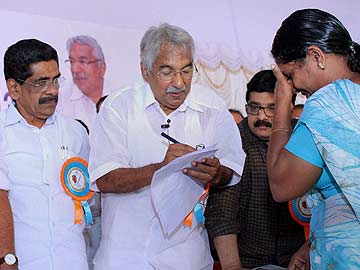 Oommen Chandy holds mass contact programme in Kannur 