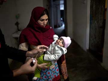 Gunmen kill Pakistani policeman on polio vaccination duty 