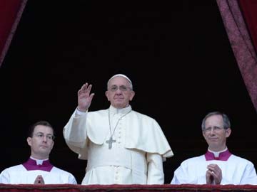 Be peacemakers all, Pope says in first Christmas message