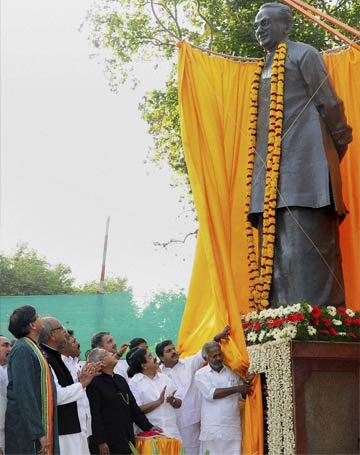 President Pranab Mukherjee unveils former Kerala Chief Minister K Karunakaran's statue