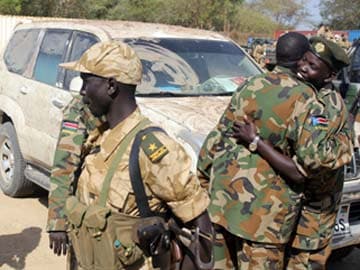 South Sudan rebels, government claim control of key oil town