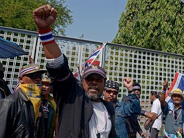 Rocks, tear gas fly as Thai protests heat up 