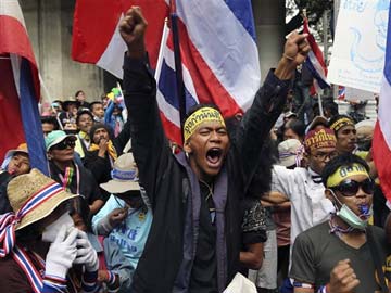 Thai protesters cause gridlock with mass picnic