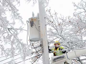 Ice storm leaves half a million homes without power in US, Canada