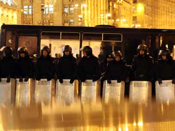 Ukrainian police storm Kiev's Independence Square