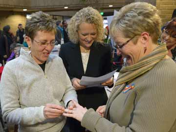 Utah gay couples rush to wed amid legal wrangling 