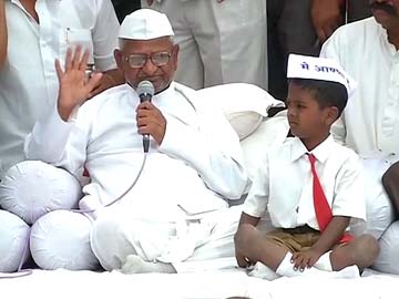 Lokpal Bill: Arvind Kejriwal missing in Anna Hazare's 'thank you' note