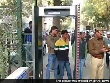 Arvind Kejriwal calls in police to control crowd outside house