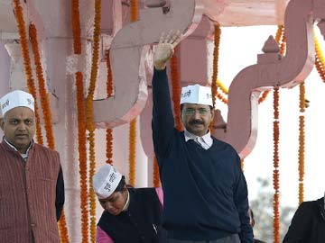 Learn from Manmohan Singh, Sushil Kumar Shinde tells Arvind Kejriwal