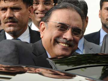 Political clashes outside Asif Ali Zardari's Karachi residence
